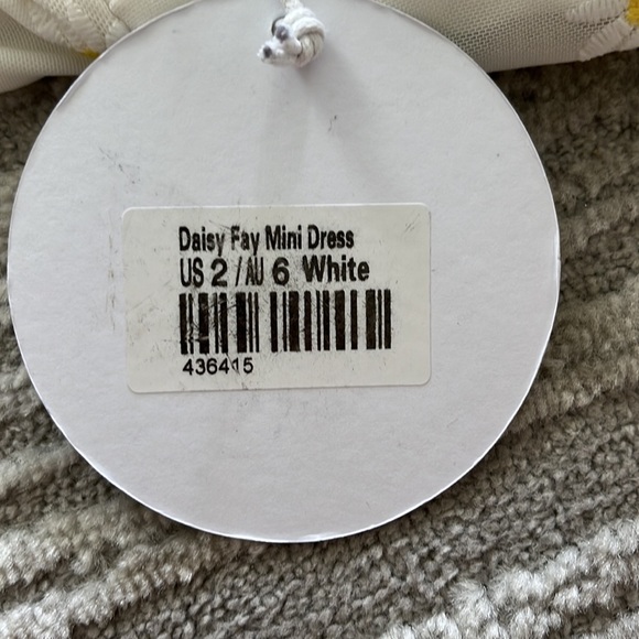 Never worn cinched dress - Picture 4 of 4